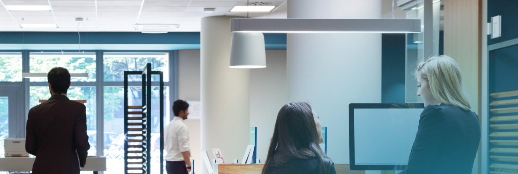 Menschen im Büro als Darstellung für Lichtplanung