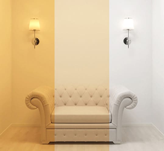 Darstellung von verschiedenen Lichtfarben am Beispiel eines Sofa